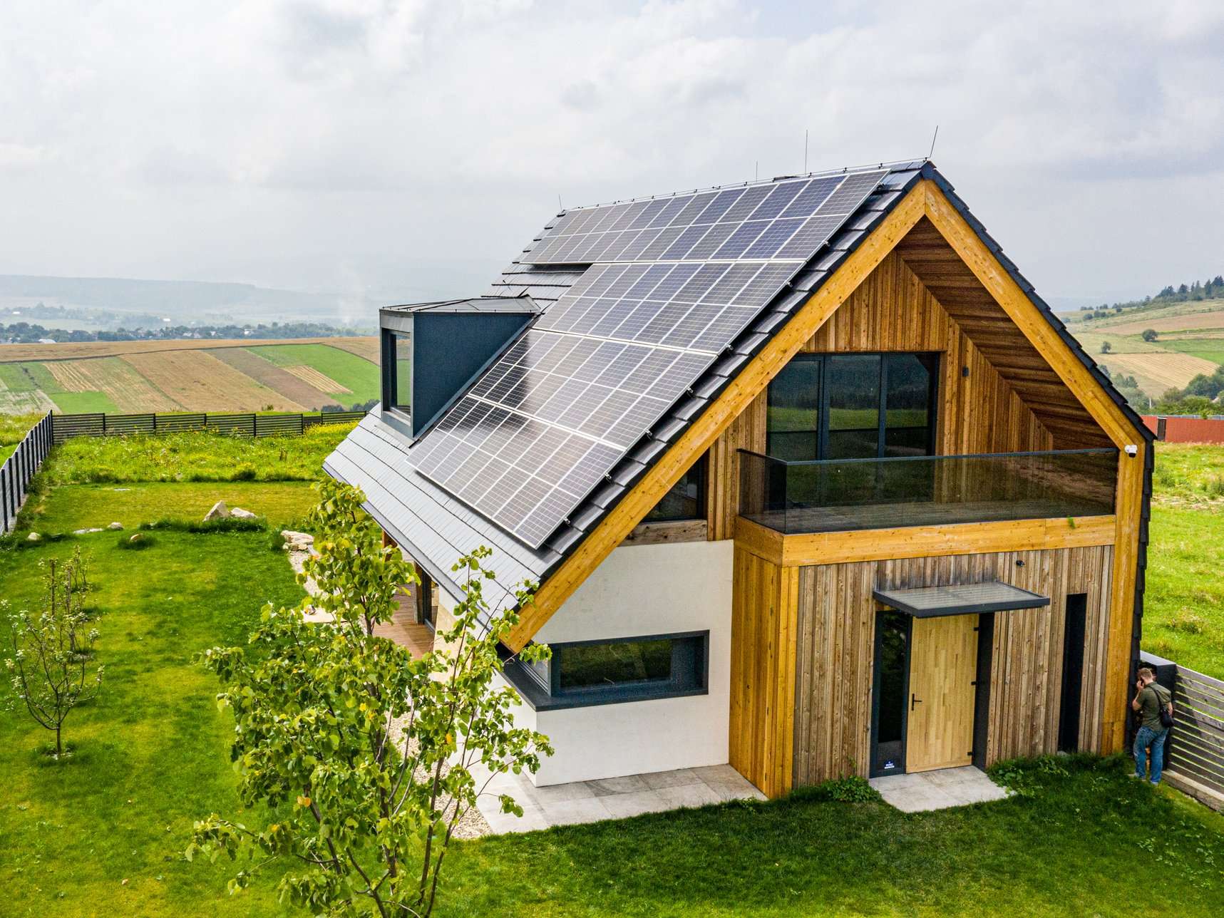 Ein Haus in einer ländlichen Umgebung. Auf dem Dach sieht man Solarpanels.
