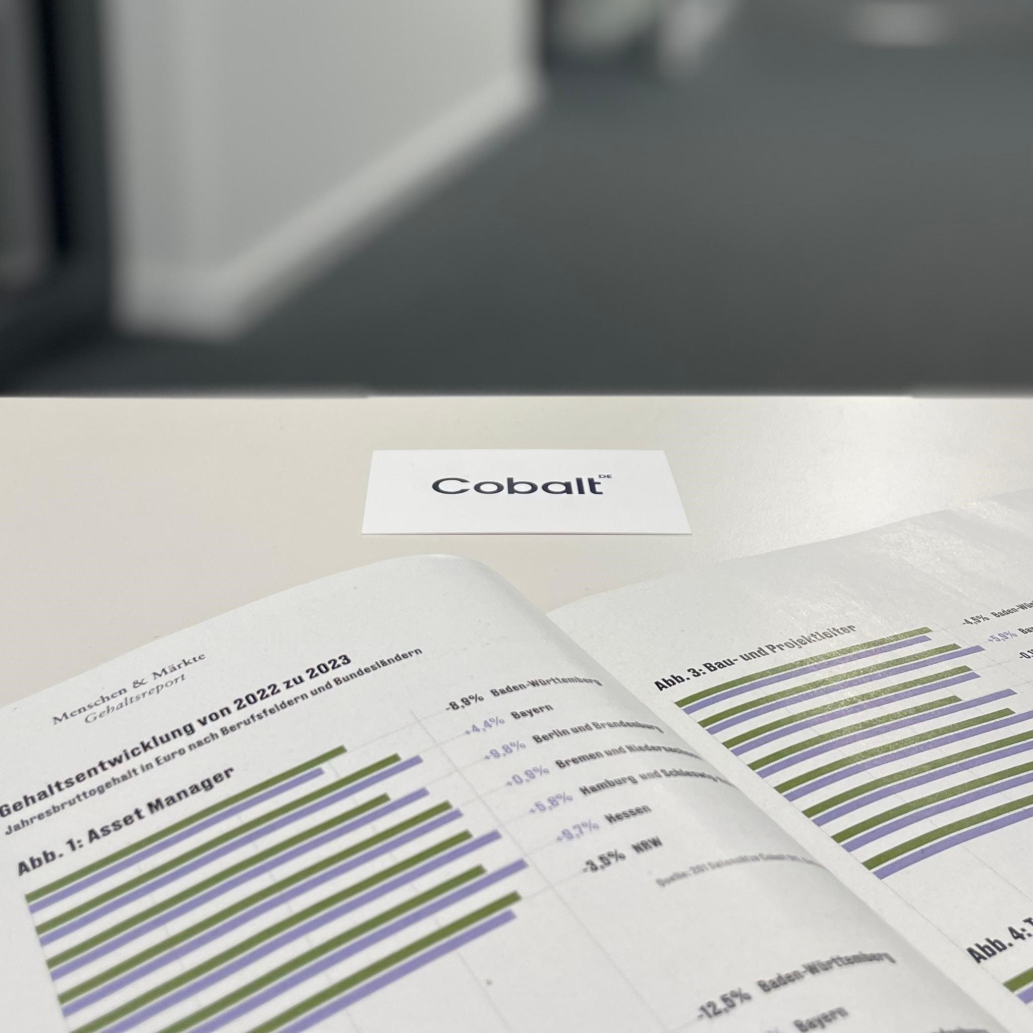 Printausgabe Immobilienwirtschaft mit Daten zum Gehaltsreport 2023 Cobalt